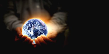 Çevre korunması için el ele tutuşan dünya küresi ve mavi gezegeni bakım ve teknoloji ile küresel ısınmadan kurtarmak.