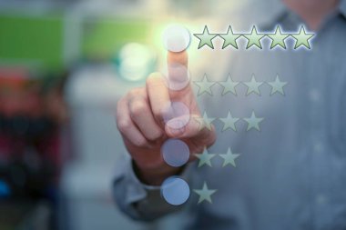 Erkek, performans tüketimi kavramında kalite güvence hizmeti veya müşteri değerlendirmesinin en iyi olumlu iş oranı için beş yıldızlı değerlendirmeye basar