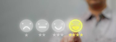 Erkek, performans tüketimi kavramında kalite güvence hizmeti veya müşteri değerlendirmesinin en iyi olumlu iş oranı için beş yıldızlı değerlendirmeye basar