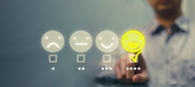 Erkek, performans tüketimi kavramında kalite güvence hizmeti veya müşteri değerlendirmesinin en iyi olumlu iş oranı için beş yıldızlı değerlendirmeye basar