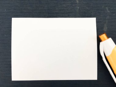 Not almak için kalemli beyaz not kağıdı