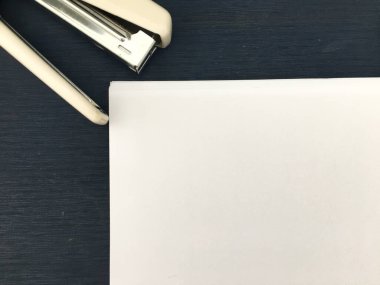 Zımba bir parça kağıt ile yerleştirilmiş..