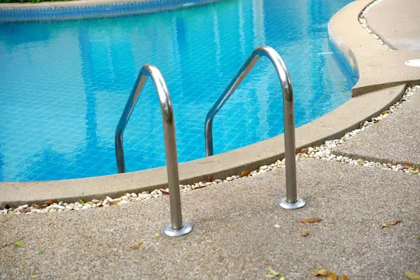 Çimento bahçeli havuz merdivenleri