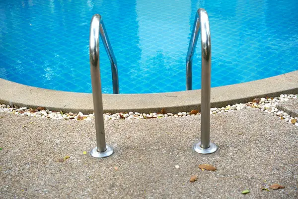 Çimento bahçeli havuz merdivenleri