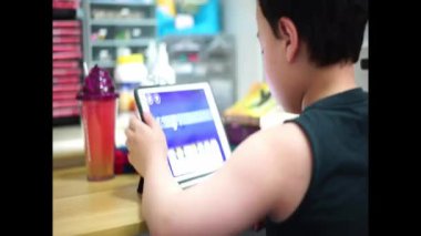 Tablet bilgisayar kullanan bir adam