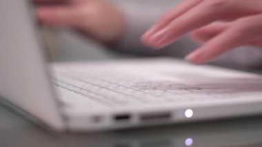 İnsan elleri dizüstü bilgisayarda yazma, teknoloji konsepti