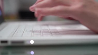 Kapat. Adam dizüstü bilgisayar kullanıyor. Evde çalış..