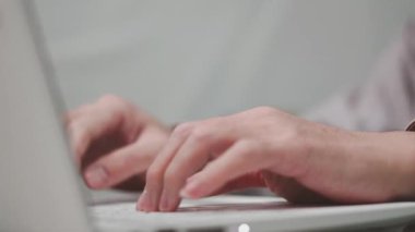 Bilgisayarda Daktilo Yazan İşadamı