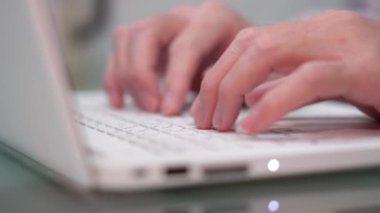 dizüstü bilgisayarda yazarak kadın