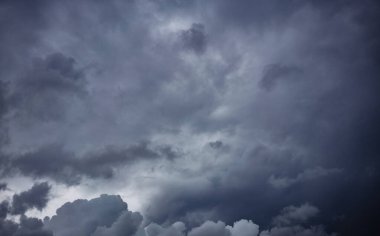 Gökyüzü griydi, koyu, kalın bulutlar, yağmur ve fırtına patlamak üzereymiş gibi..                               