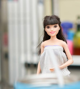 Askısız elbise ve çocuk oyuncakları.                               