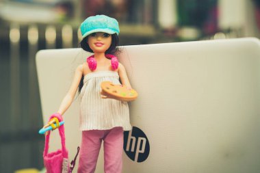 Barbeküyle oynayan kız özel dikim kıyafetler giyiyor.