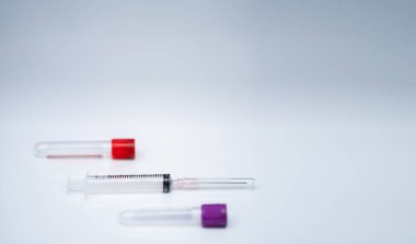 Test tüpleri sağlık kontrolleri için kan örnekleri topluyor. Tıbbi metin eklemek için araştırma laboratuvarları ve alanlar için yıllık organ