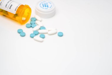 İlaçlar ilaç hapları vitamin ve sağlık hizmetleri için ilaç şişelerini eczacının açık ve etiketli ilaç hastalıkları tedavi konseptine döker ve reçete için dökerler.