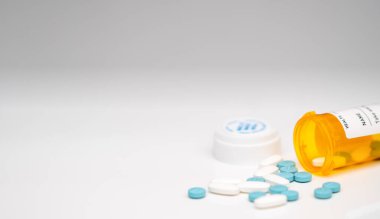 İlaçlar ilaç hapları vitamin ve sağlık hizmetleri için ilaç şişelerini eczacının açık ve etiketli ilaç hastalıkları tedavi konseptine döker ve reçete için dökerler.