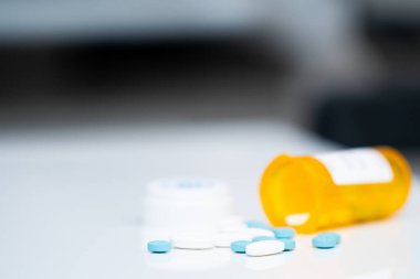 İlaçlar ilaç hapları vitamin ve sağlık hizmetleri için ilaç şişelerini eczacının açık ve etiketli ilaç hastalıkları tedavi konseptine döker ve reçete için dökerler.