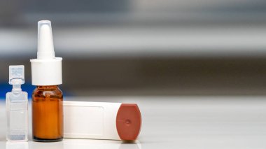 astım için ilaç spreyi ya da nefes almak için alerji hastası.