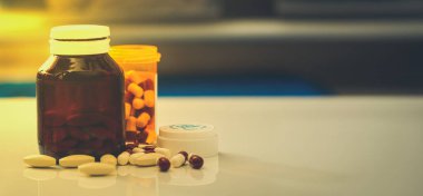 İlaç tedavisi ya da istismar konsepti için ilaç kutusunun yanındaki ilaç kapsülü hapı