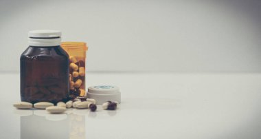 İlaç tedavisi ya da istismar konsepti için ilaç kutusunun yanındaki ilaç kapsülü hapı