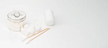 Beyaz sargı bezi sarmak için pamuk sargı bezi.