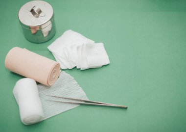 İlk yardım için elastik sargı bezini sarın. 