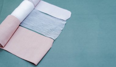 İlk yardım için elastik sargı bezini sarın. 