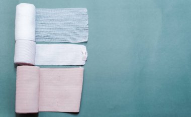 İlk yardım için elastik sargı bezini sarın. 