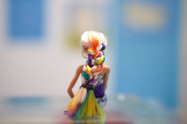 Arkadan görünüşlü bebek Barbie 'nin saçı.