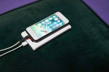 akıllı telefon güç bankasına bağlı kablo şarj usb ile açık ekran