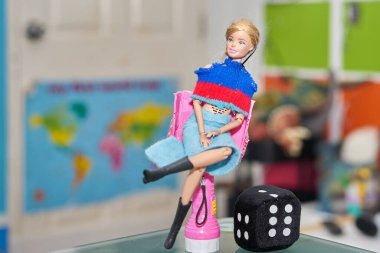 Aksesuarları bulanık arka planda olan bebek sandalyeye otur.