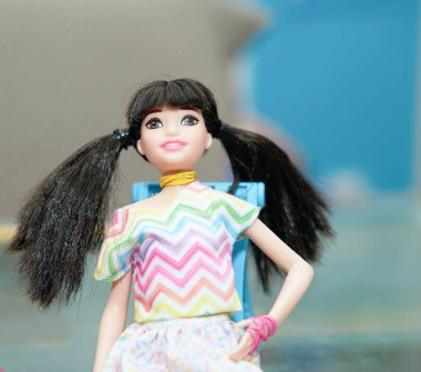 Bangkok, Tayland, 14 Nisan 2021-Barbie oyuncak kostümlü bebek