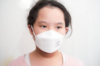 Bangkok, Tayland, 27 Haziran 2021-Asyalı genç kız covid-19 için koruyucu maske takıyor. Kameraya bakmayın.