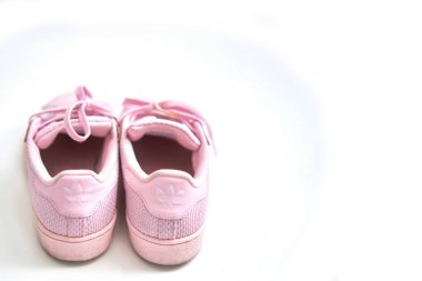 Bangkok, Tayland, 2 Temmuz 2021-adidas pembe spor ayakkabı ayakkabı ayakkabı ayakkabı ayakkabı bağcığı arka görüş zemin yumuşak odak fotokopi alanı