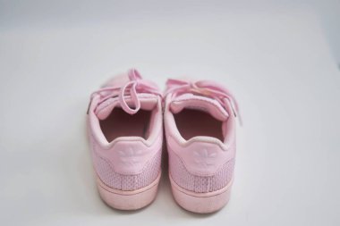 Bangkok, Tayland, 2 Temmuz 2021-adidas pembe spor ayakkabı ayakkabı ayakkabı ayakkabı ayakkabı bağcığı arka görüş zemin yumuşak odak fotokopi alanı