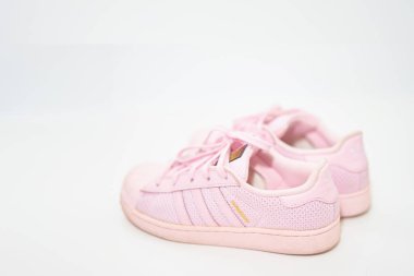 Bangkok, Tayland, 2 Temmuz 2021-adidas pembe spor ayakkabıları. Ayakkabı bağcığı olan ayakkabılar yere bakıyor.