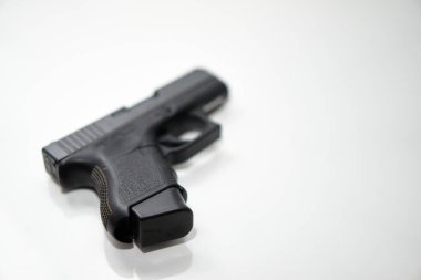 şarjörlü tabanca beyaz açılı görünümde izole edildi ve boşluğu kopyala