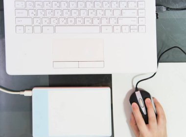 çocuk el ile üst görünümde dizüstü bilgisayarı olan fare işaretleyici kullan