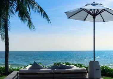 Plajın yanındaki koltukta oteldeki denizi görmek için.