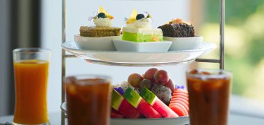 Öğleden sonra çay ve meyveli kek kapatıyoruz. 