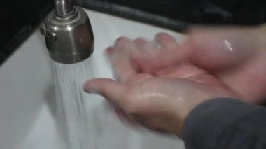 Banyoda ellerimi yıkıyorum..