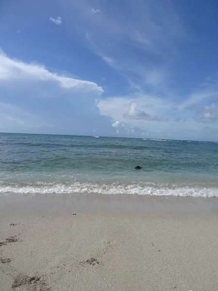 天蓝色大海前的白色沙滩 — 图库照片