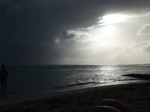 Die Sonne Geht Über Dem Meer Unter Einem Stürmischen Himmel — Stockfoto