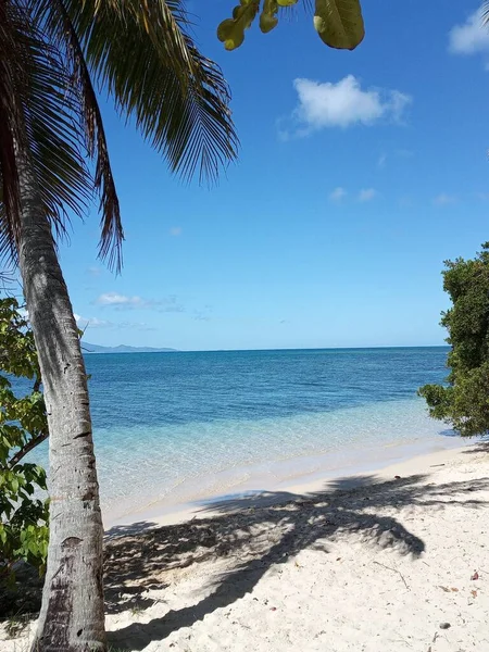 뒤에는 모래사장 과푸른 아래있는 청록색 바다가 — 스톡 사진