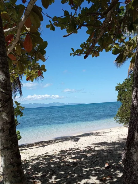 뒤에는 모래사장 과푸른 아래있는 청록색 바다가 — 스톡 사진