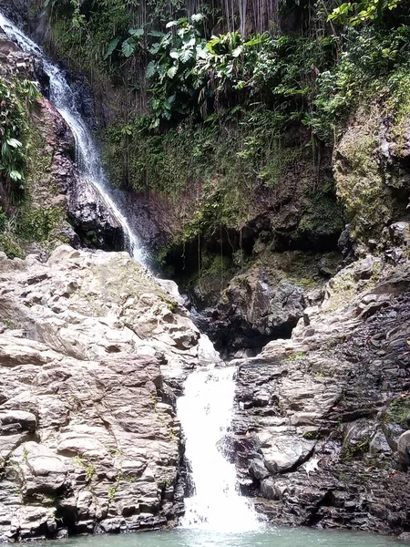 岩石之间的一个大瀑布 — 图库照片