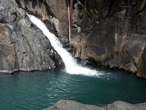 Waterfall Falls Small Blue Lake — Stock Photo, Image