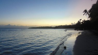 Güneş denizin üzerinde batıyor.