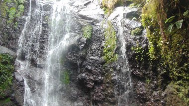 Su kayaların önüne düşüyor.