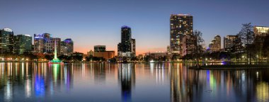 Eola Gölü, Orlando, Florida, ABD 'deki fıskiyeli Orlando şehri panoramik manzarası.