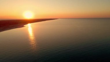 Gündoğumunda Karadeniz 'deki adanın deniz kıyısında insansız hava aracı uçuşu. Güzel kumsala açık hava macerası. Sinematik vahşi doğa hava 4K. şeffaf sakin deniz suları.